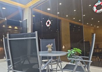 شاليه بمسبح داخلي وصالة جلوس