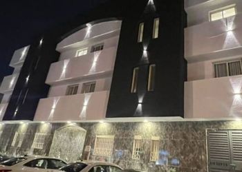 استديو بسرير مريح وتصميم هادئ 
