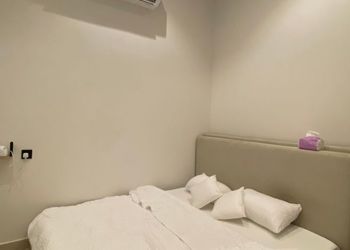 شقة بغرفة معيشة وغرفة نوم 