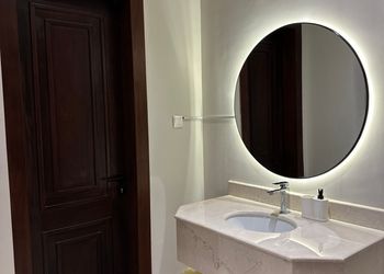 استديو بسرير مريح وتصميم هادئ 