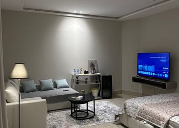 استديو بسرير مريح وتصميم هادئ 