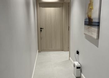 استديو بأثاث مريح وبسيط 