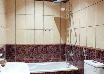 شقة بغرفة معيشة وغرفتين نوم 
