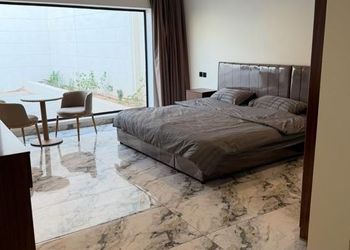 شاليه بمسطح اخضر وجلسة خارجية