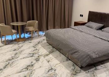 شاليه بمسطح اخضر وجلسة خارجية