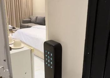 استديو بأثاث مريح وبسيط 
