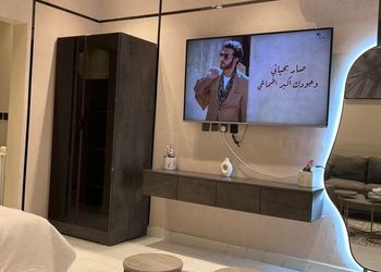 استديو بأثاث مريح وبسيط 