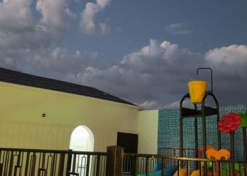 شاليه بمجلس ومسبح خارجي 