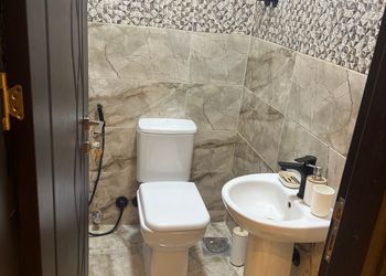 شقة بغرفة نوم وصالة مريحة 