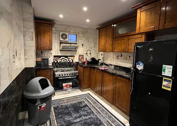 شقة بصالة وثلاث غرف نوم