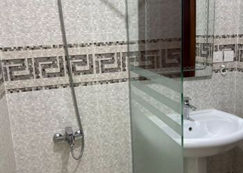 شقة بصالة جلوس وغرفتين نوم 
