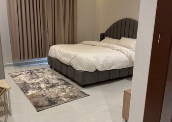 استديو بأثاث مريح وبسيط 