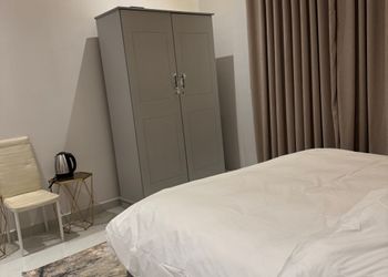 استديو بأثاث مريح وبسيط 