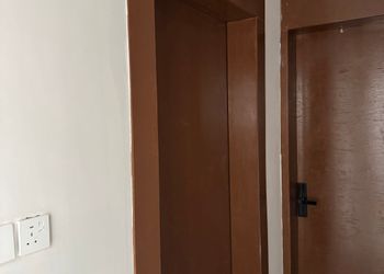 استديو بأثاث مريح وبسيط 