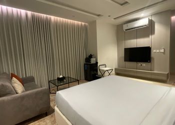 استديو بأثاث مريح وبسيط 