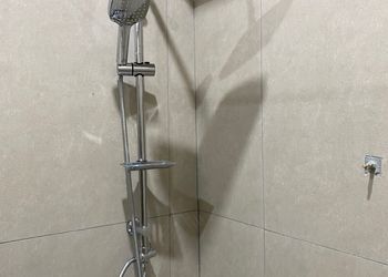 شقة بصالة جلوس وغرفتين نوم 