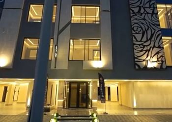 شقة بغرفة معيشة وغرفة نوم 