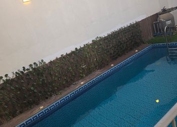 شاليه بمسطح اخضر وجلسة خارجية
