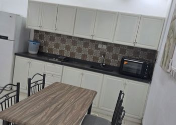 شاليه بمسطح اخضر وجلسة خارجية