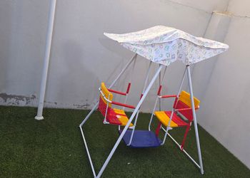شاليه بمسطح اخضر وجلسة خارجية