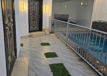 شاليه بمسطح اخضر وجلسة خارجية