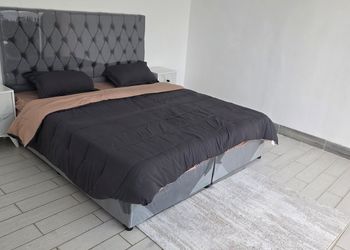 شاليه بمسطح اخضر وجلسة خارجية