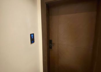 استديو بأثاث مريح وبسيط 