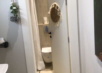 استديو بأثاث مريح وبسيط 