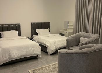 استديو بأثاث مريح وبسيط 