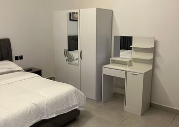 استديو بأثاث مريح وبسيط 