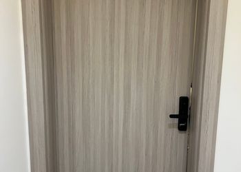 استديو بأثاث مريح وبسيط 
