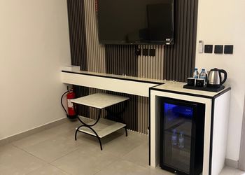 استديو بأثاث مريح وبسيط 