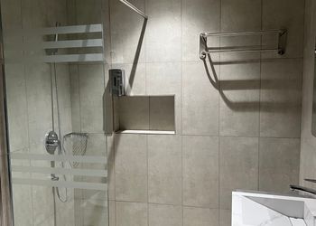 استديو بأثاث مريح وبسيط 