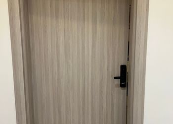 استديو بأثاث مريح وبسيط 