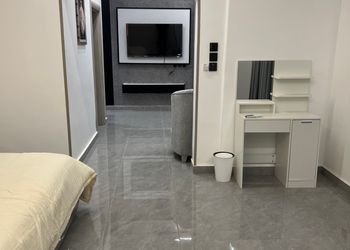 استديو بأثاث مريح وبسيط 