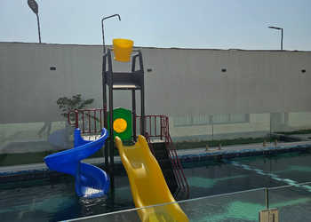 شاليه بمسبح خارجي وجلسة خارجية 
