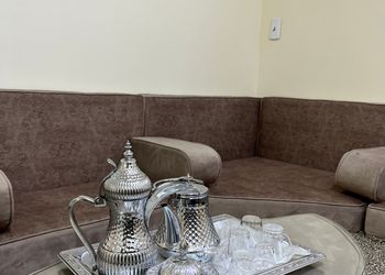 شقة بصالة جلوس وإطلالة مميزة 