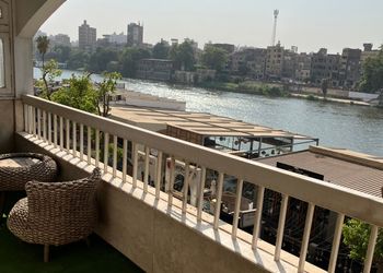 شقة بصالة جلوس وإطلالة مميزة 