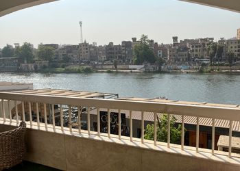 شقة بصالة جلوس وإطلالة مميزة 