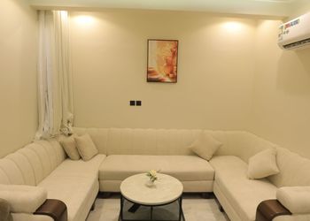 شقة بصالة مريحة ودخول ذاتي 