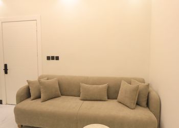 استديو بأثاث مريح وبسيط
