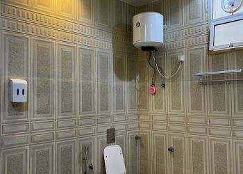 شاليه بمسطح اخضر وجلسة خارجية
