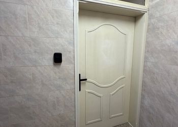 شقة بصالة أنيقة ودخول ذاتي