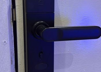 استديو بسرير فردي وجلسة جانبية