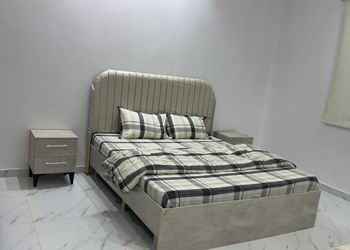 شقة بغرفة معيشة وغرفتين نوم 