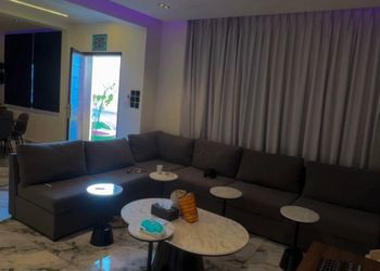 شاليه بمسطح اخضر وجلسة خارجية