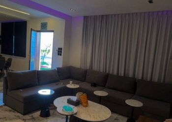 شاليه بمسطح اخضر ومسبح