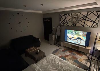 شقة بغرفة معيشة وغرفة نوم 