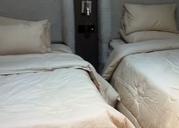 شقة بصالة وثلاث غرف نوم