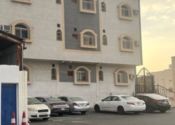 شقة بغرفتين نوم وصالة ومجلس